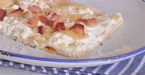  Tarte Flambée: Une Explosion de Saveurs Alsaciennes sur une Fine Croûte Croustillante !